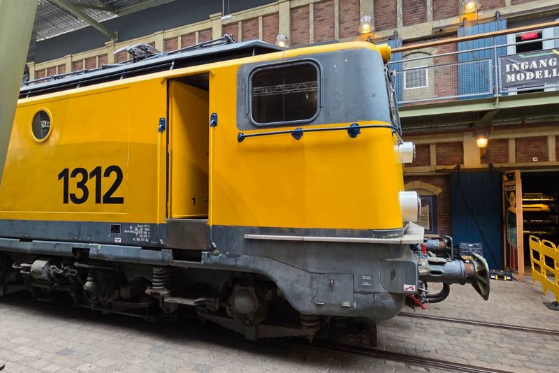 Museumlocomotief 1312 wordt bestickerd in de TCS-huisstijl